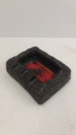 Zwarte asbak rood gevlamde binnenkant / Black ashtray glaced red inside