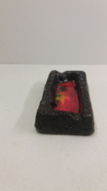 Zwarte asbak rood geel gevlamde binnenkant / Black ashtray glaced red yellow inside