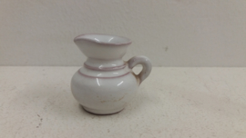 Klein rood vaasje Crea kunstnijverheid. / Small red vase Crea arts and crafts.