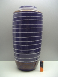 Scheurich vloervaas in blauw met rode en witte lavalijnen 45 cm.