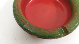 Rode asbak met groene rand 15.5 cm. / Red ashtray with green edge 6.1 inch.