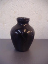 Zwart vaasje met krul 10 cm. Erica / Little black vase with curl 3.9 inch. Erica