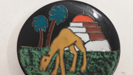 Tunesisch wandbord met een kameel 18 cm. / Tunisian wall plate with a camel 7.1 inch.