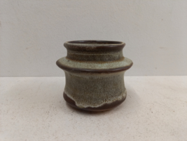 Vaasje in grijs met bruin gemerkt B32 / Little vase in gray with brown marked B35