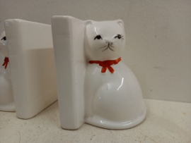 Boekensteuntjes in wit keramiek poesjes. / Bookends in white ceramics pussies