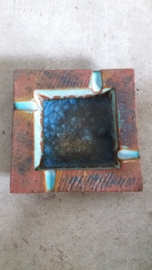 Asbak in grove klei met rode binnenkant / Ashtray in coarse clay red inside