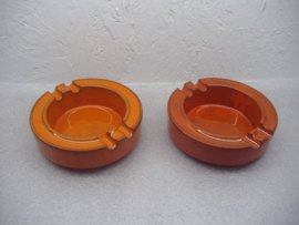 Mooie keramiek asbak in oranje / Nice  ashtray in orange ceramics