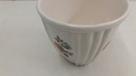 2 witte bloempotjes met roosjes nr. 2 / 2 white planters with roses nr. 2