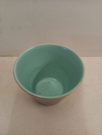 Grijze bloempot met groene binnenkant  / Gray planter with green inside