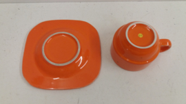 Oranje kop en schotel vierkant  / Orang cup and saucer square