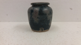 J vaasje in donker blauw 5 cm. / Little J vase in dark blue 1.96 inch
