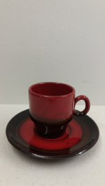 Rood en bruine kop en schotel  / Red and brown cup and saucer