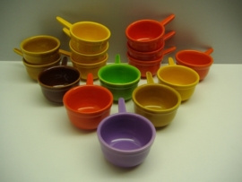 Sauskommetje met steeltje bruin groen / Sauce bowl with a handle brown green