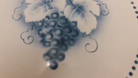 Schaal met blauwe druiven Delfts / Bowl with blue grapes Delfts