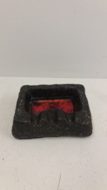 Zwarte asbak rood gevlamde binnenkant / Black ashtray glaced red inside