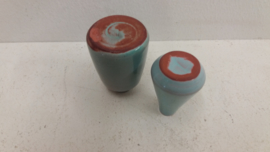 2 blauwe vaasjes 6.5 en 5.5 cm. / 2 blue vases 2.55 and 2.16 inch.