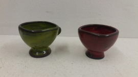 2 blauwe vaasjes 6.5 en 5.5 cm. / 2 blue vases 2.55 and 2.16 inch.