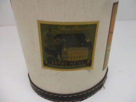Wijnkoffer wit met diverse opdrukken. / Wine case white with diverse prints