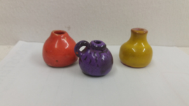 2 blauwe vaasjes 6.5 en 5.5 cm. / 2 blue vases 2.55 and 2.16 inch.