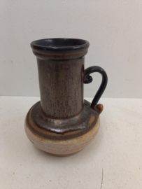 Strehla kan in bruin fatlava nr. 9011  / Strehla jug in brown fatlava nr. 9011