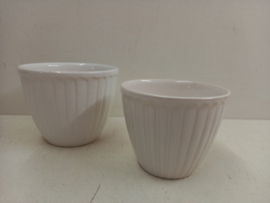 2 witte potjes in nummer 2100 / 2 white planters in number 2100