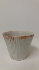 Bloempotjes in wit  met ribbel gemerkt A / Planters in white with rib marked A