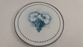 Schaal met blauwe druiven Delfts / Bowl with blue grapes Delfts