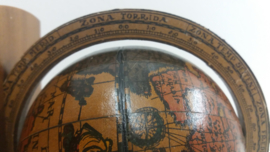 Boekensteuntjes met wereldbol 15.5 x 18 cm./ Bookends with globes 6.1 x 7.1 inch.