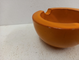 1 asbak in oranje glazuur nr. 311 / 1 ashtray in orange glace number 311