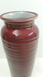 Duifs vaas rood met minimaal paars 27 cm. / Duifs vase in red with minimal purple