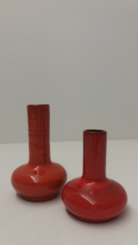 Setje van 2 vaasjes in rood zelfde model / Set of 2 little vases red same model