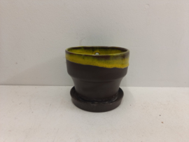 Grote bruine hangpot met gele glazuur. / Large brown hanging planter with yellow glace.