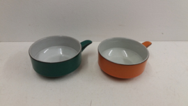 Retro soepkommen in groen en oranje / Retro soup bowls in green and orange