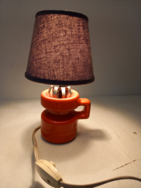 Oranje tafellampje met stoffen kap / Orange little table lamp with fabric shade