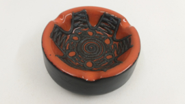 Strehla oranje asbak met fatlava 14 cm. / Orange ashtray with fatlava 5.1 inch.
