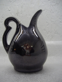 Klein kannetje in luster glazuur 11.5 cm. Erica / Little black jug in luster glace 4.5" . Erica