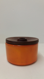 Een deksel doosje in rood 8 x 12.5 cm.  / A lid box in red 3.1 x 4.9 inch.