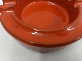 Mooie oranje asbak. / Nice orange ashtray.