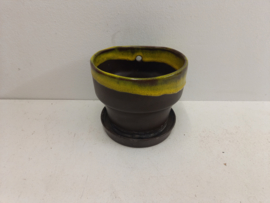 Grote bruine hangpot met gele glazuur. / Large brown hanging planter with yellow glace.