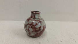 Bruin vaasje witte fatlava 3 cm. / Brown little vase white fatlava 1.18 inch.