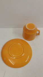 Gele kop en schotel met ribbels  / Yellow cup and saucer with ribs