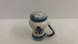 Kannetjes in wit met delfts blauw / Jugs in white with delft blue