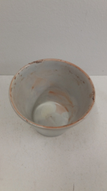 Wit bloempotje met ribbels nr. 2110 /  White planter with ribs number 2110