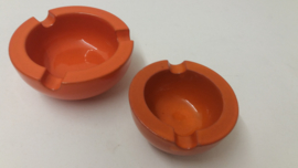 Setje asbakken in oranje 311 en 312 / Set ashtrays in orange 311 and 312