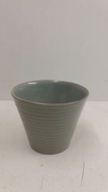 2 grijze bloempotten met ribbels / 2 gray planters with ribs.
