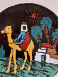 Bord met man op kameel en rode zon 23,5 cm. / Plate with man on camel and red sun 23,5 cm.
