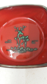Rood schaaltje met een hertje / Red dish with a deer