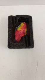 Zwarte asbak rood geel gevlamde binnenkant / Black ashtray glaced red yellow inside