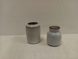 2 kleine witte vaasjes 4 cm. / 2 little white vases 1.57 inch.