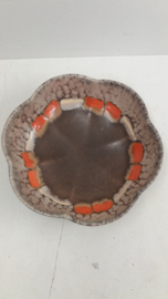 Strehla schaal met  bruin en oranje  / Strehla plate with brown and oranje